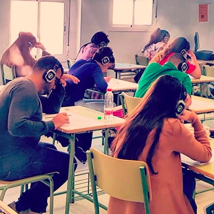 Cuffie per Esami Inglese Students wearing wireless headphones during an English exam