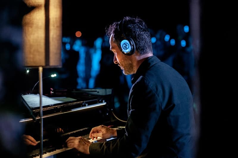 Concerto Cattedrale Vegetale Yamaha Pianist at a Yamaha concert in the Cattedrale Vegetale with SX-553 headphones