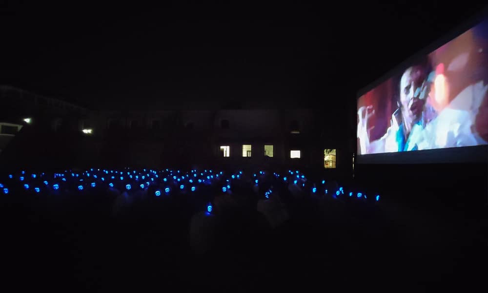 cinema in cuffia Open-air cinema with the audience wearing Silentsystem wireless headphones
