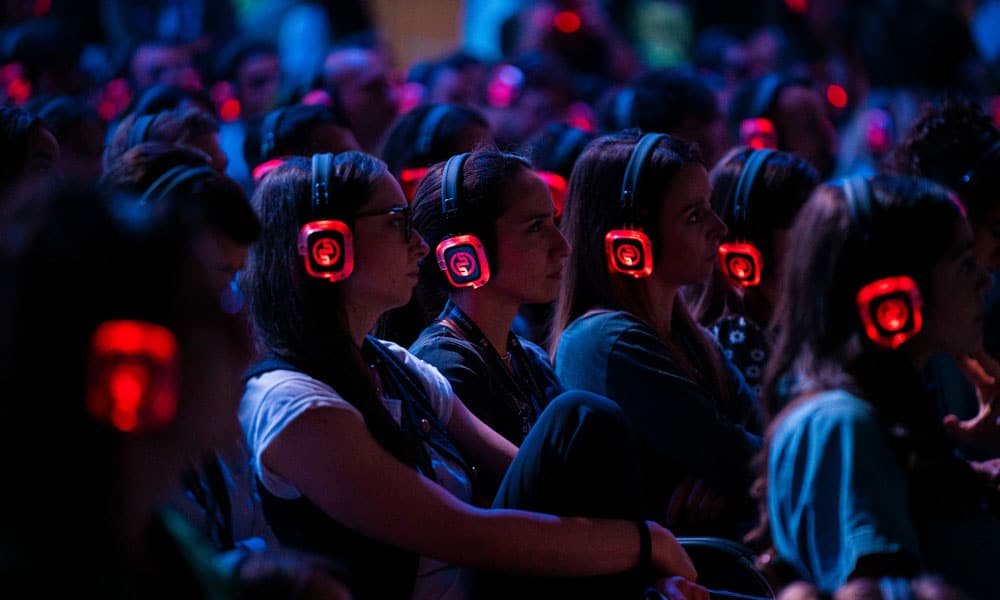 Cuffie per esami Students taking a language exam with Silentsystem wireless headphones