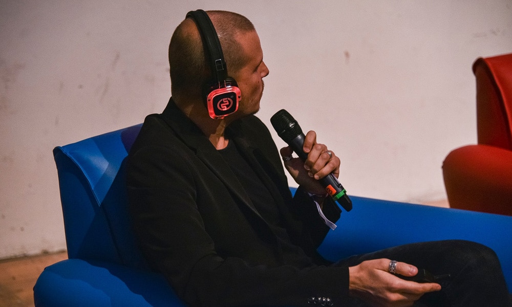 cuffie live podcast Live podcast with the audience wearing Silentsystem wireless headphones