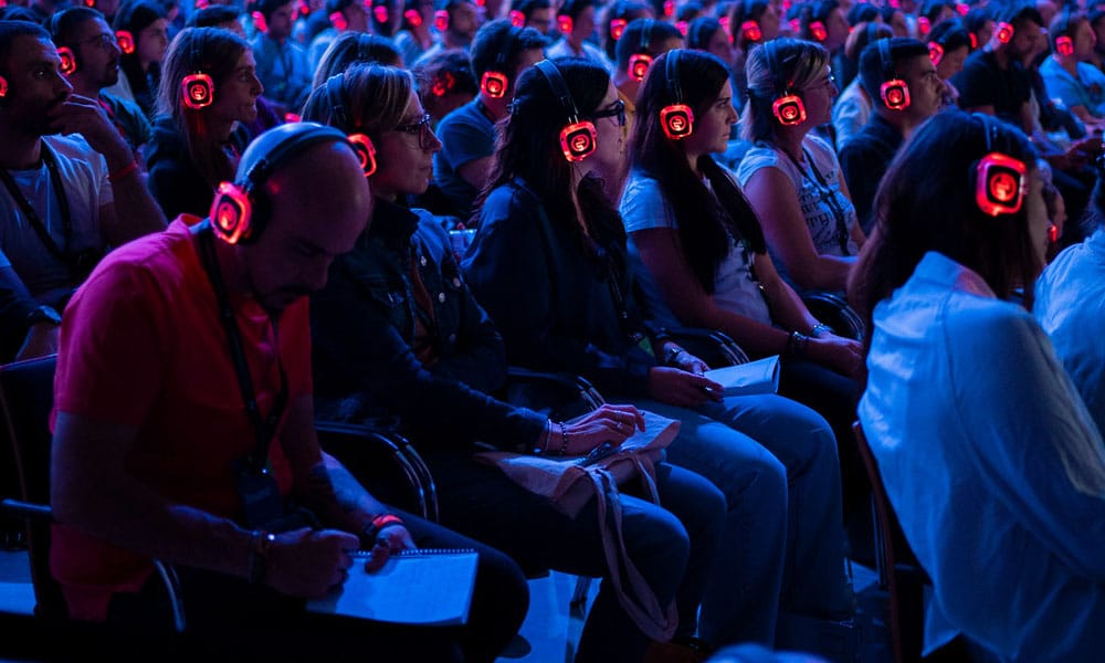 Cuffie wireless per silentlab Students taking notes in class with wireless headphones
