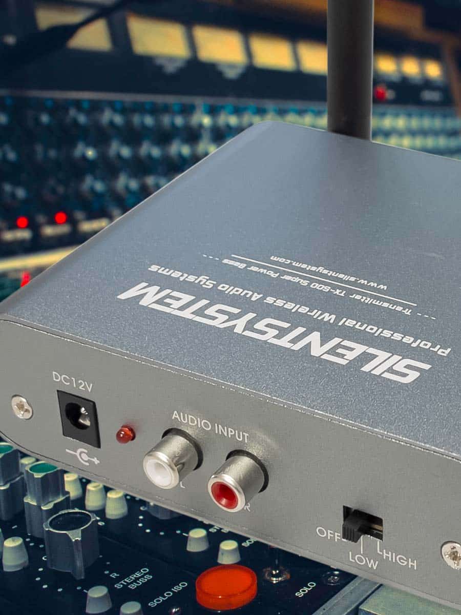trasmettitoTrasmettitori Silent Silentsystem RF transmitter connected to a mixer